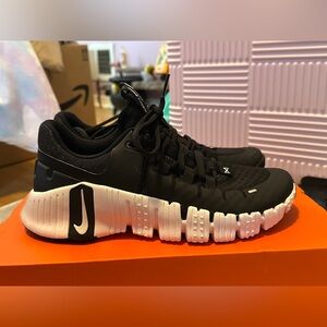 NIB 🆕 Womens Nike Metcon 5 Sneakers
